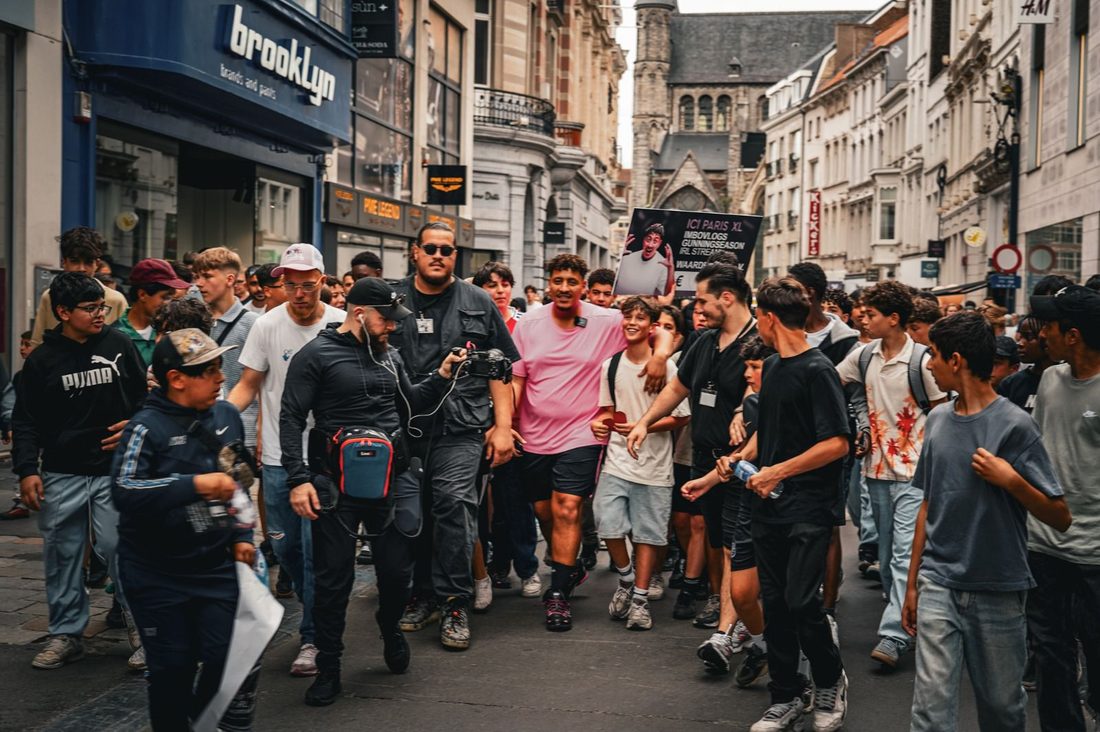 Imbo loopt door de winkelstraat in Gent met fans en cameraman