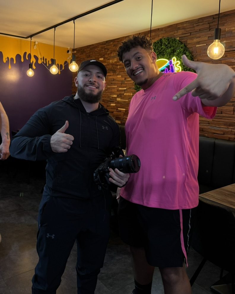 Nabil en Imbo in de zaak, duim omhoog