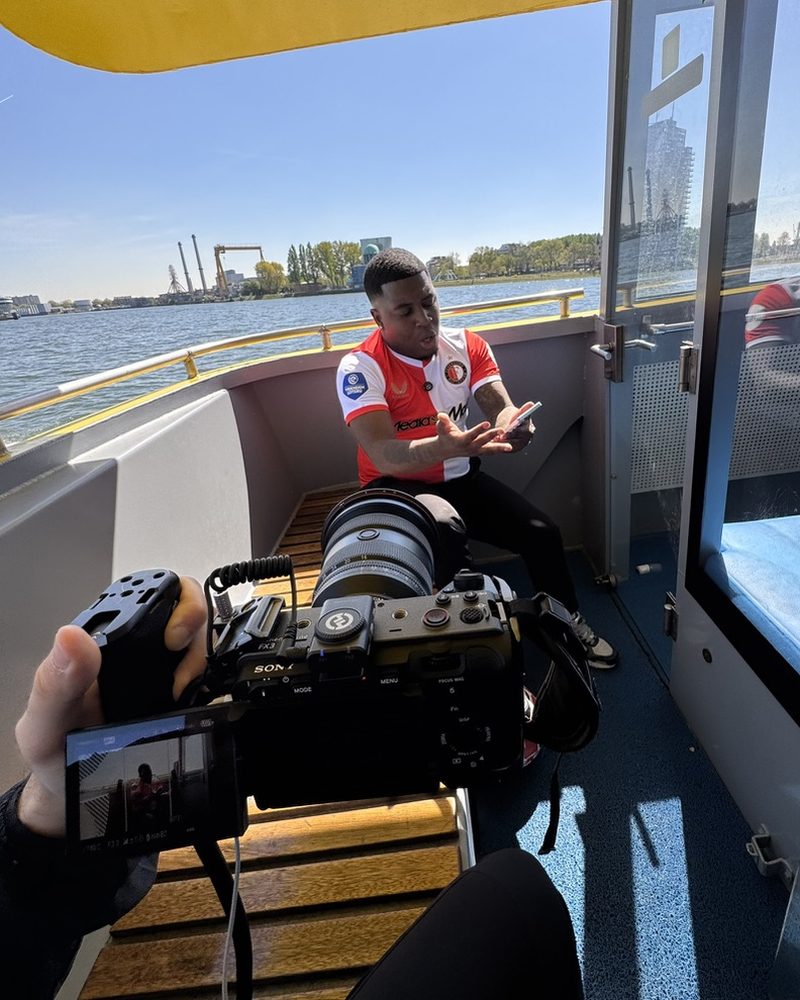Rarko tijdens de opnames op de boot